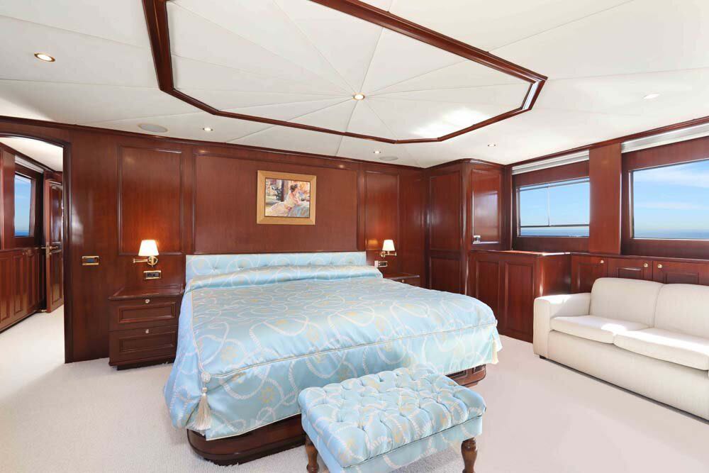 125' BEYOND LUX YACHT